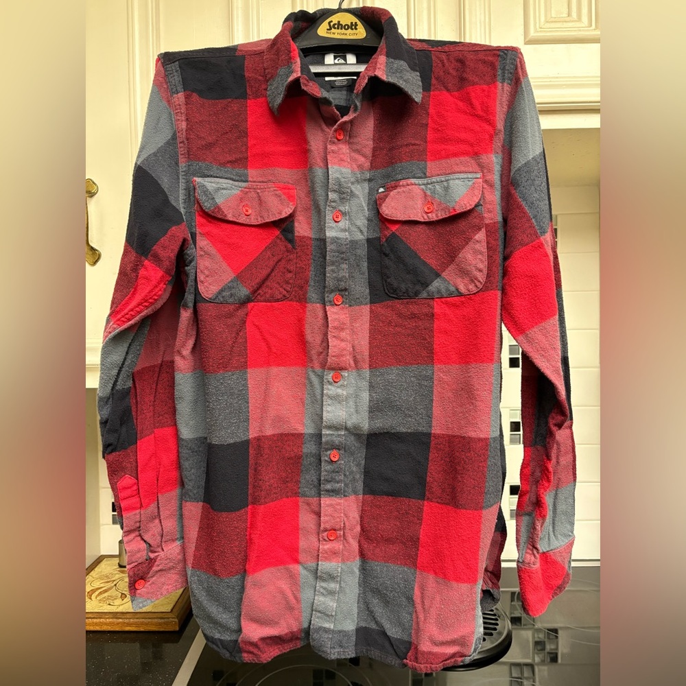 Quiksilver Men’s Long Sleeve Flannel Shirt.